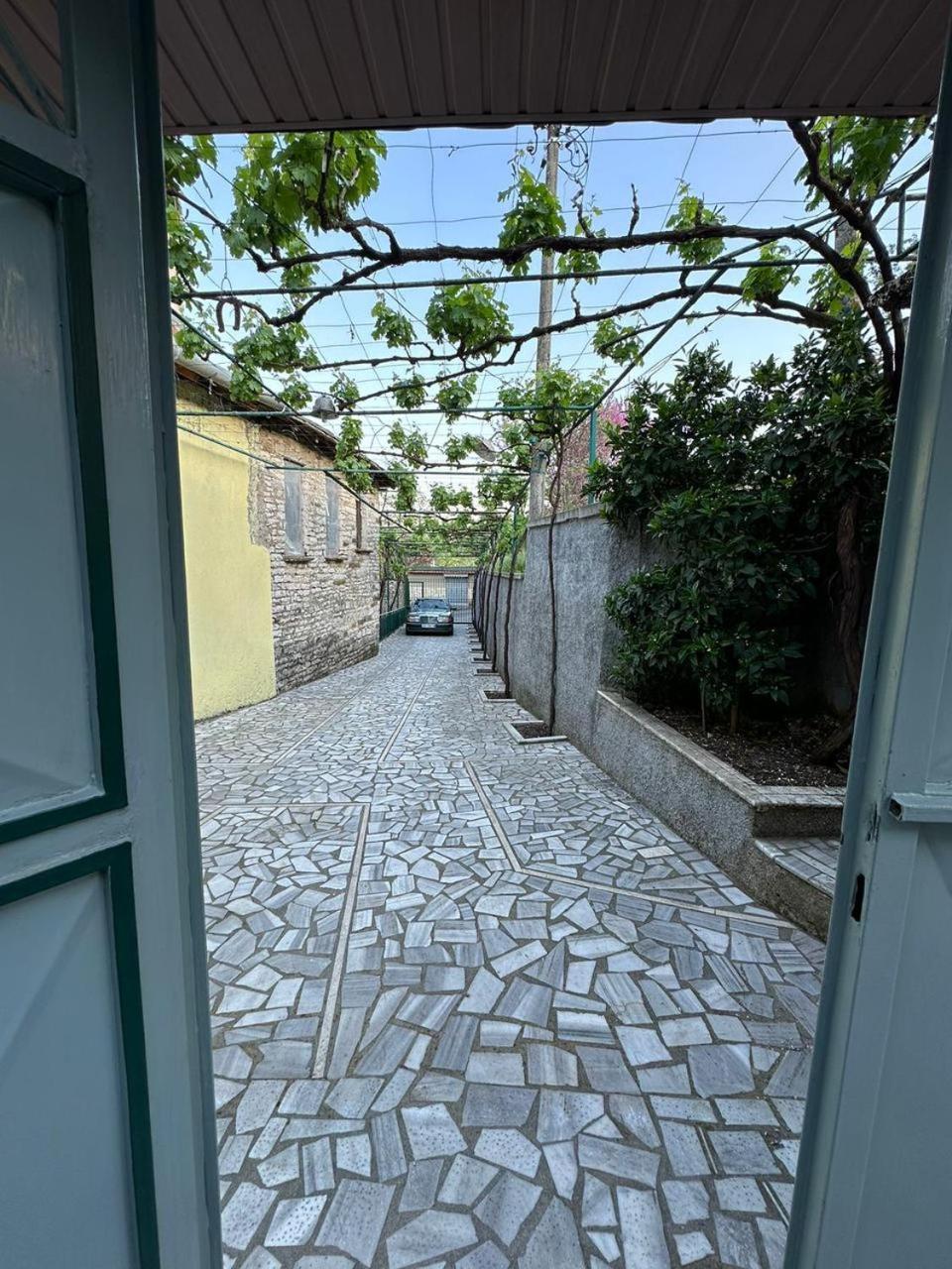 Gjirokastër Geri Guesthouse מראה חיצוני תמונה